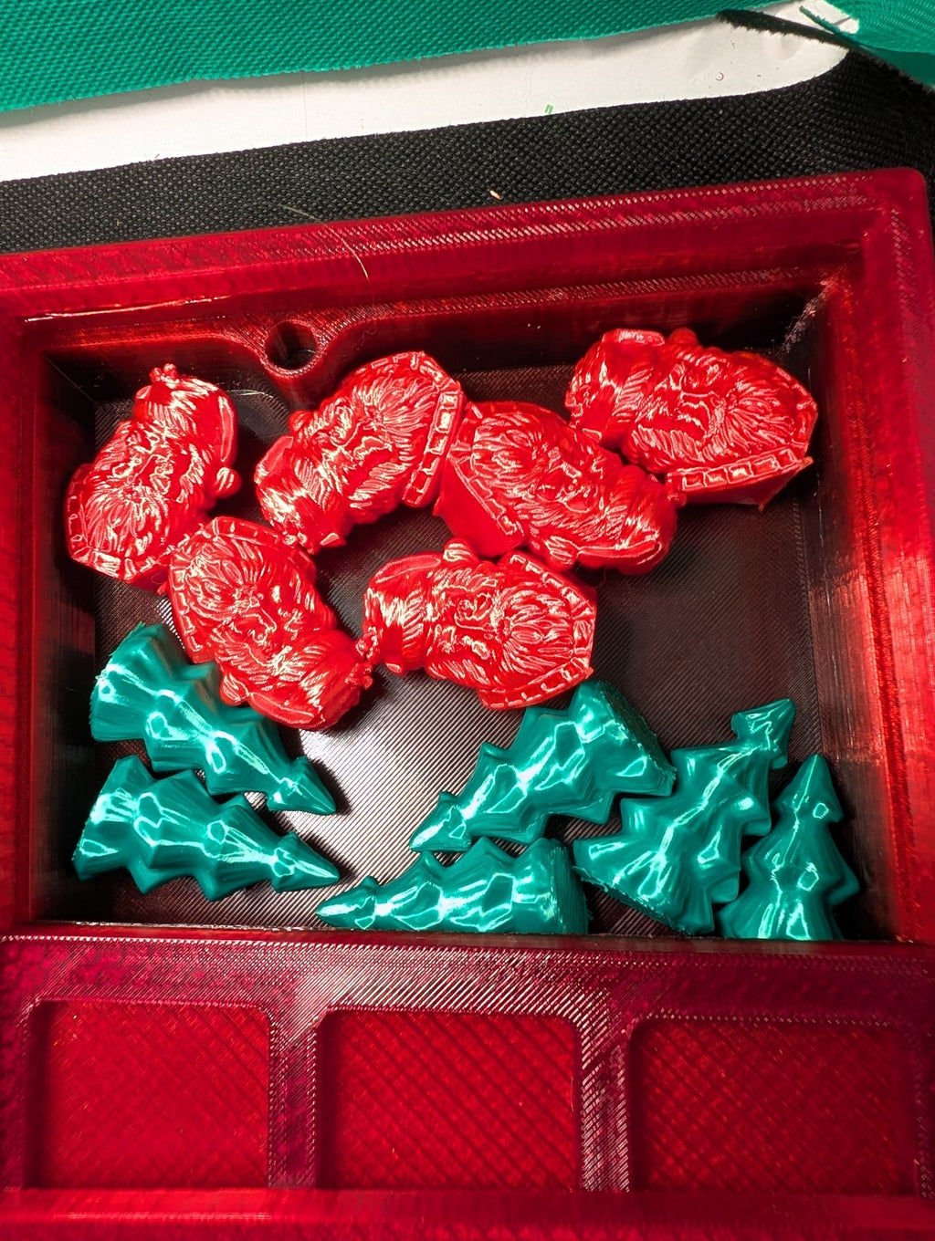 Christmas Tic Tac Toe Game — 3D Printed Santa vs Tree Travel Set with Storage Case, 12 Pieces